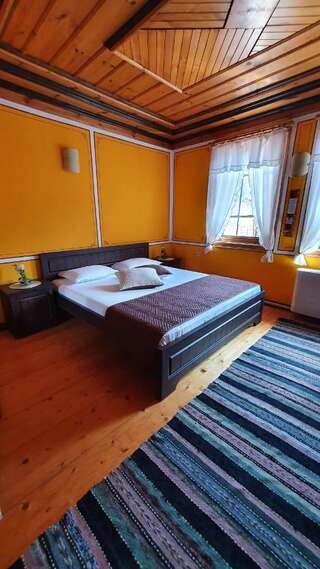 Гостевой дом Guest rooms Colorit Копривштица Трехместный номер с видом на город-1