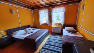 Гостевой дом Guest rooms Colorit Копривштица Трехместный номер с видом на город-2