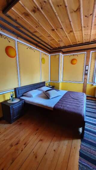 Гостевой дом Guest rooms Colorit Копривштица Двухместный номер с 1 кроватью и видом на горы-1